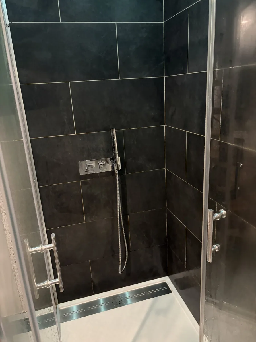 Douche à l'italienne avec caniveau, posée par Plomberie Pesquier